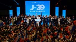 Le président du RN et tête de liste aux européennes, Jordan Bardella (c) et la cheffe de file des députés du Rassemblement national, Marine Le Pen (c,d) lors d'un meeting de campagne, le 1er mai 2024 à Perpignan, dans les Pyrénées-Orientales