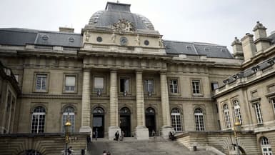 La cour d'assises de Paris. 