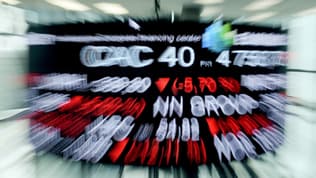 Photographie du panneau des indices boursiers, dont celui du Cac 40, au siège d'Euronext, à La Défense.