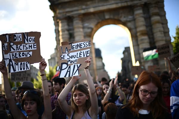 Des manifestants contre l'extrême droite brandissant des pancartes à Bordeaux (Gironde) le 10 juin 2024. 