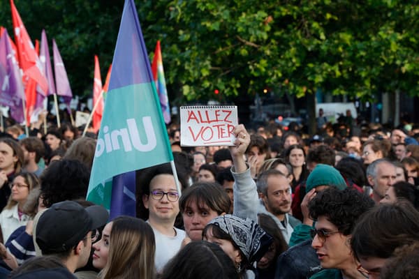 Des manifestants contre l'extrême droite place de la République à Paris, le 10 juin 2024.