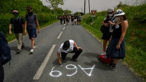 Des militants opposés à l'autoroute A69, près de Puylaurens (Tarn) manifestent le 8 juin 2024