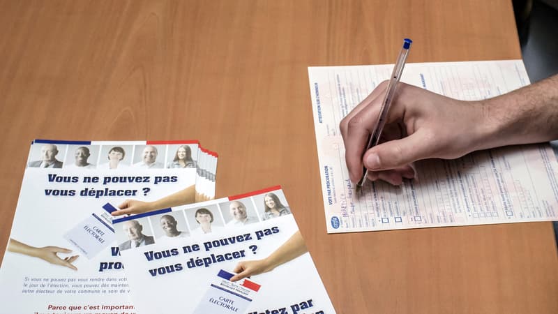 Des personnes remplissent des demandes de procuration dans un commissariat à Lyon le 11 avril 2012 (photo d'illustration)