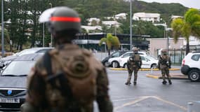 Des soldats français patrouillent devant l'aéroport Magenta de Nouméa, en Nouvelle-Calédonie, le 17 mai 2024.