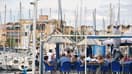 Des touristes assis à la terrasse d'un restaurant du port de Gruissan, dans l'Aude en juillet 2014.