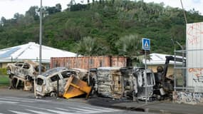 Des voitures incendiées dans le quartier de Montravel, à Nouméa, le 21 mai 2024 en Nouvelle-Calédonie