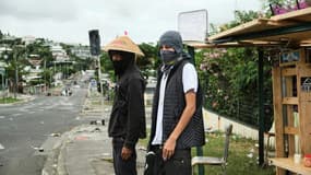 Deux indépendantistes kanak à un barrage à Nouméa, en Nouvelle-Calédonie, le 22 mai 2024. (Photo d'archive)