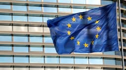 Elections européennes: le drapeau de l'Union européenne, devant le Parlement à Strasbourg