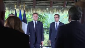 Emmanuel Macron, à Nouméa le jeudi 23 mai 2024, observe une minute de silence pour les six personnes tuées lors des émeutes en Nouvelle-Calédonie