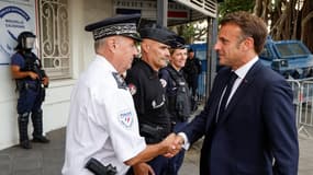 Emmanuel Macron en visite dans un commissariat de Nouméa en Nouvelle-Calédonie, le 23 mai 2024.