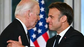 Le président français Emmanuel Macron serre la main du président américain Joe Biden lors d'un dîner d'État officiel dans le cadre de la visite d'État du président américain en France, au palais présidentiel de l'Élysée à Paris, le 8 juin 2024.