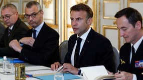 Emmanuel Macron lors d'un conseil de défense sur la situation en Nouvelle-Calédonie, le 20 mai 2024