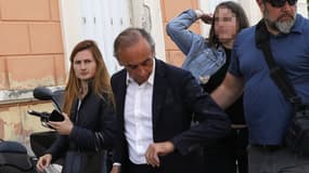 Éric Zemmour ciblé par des jets d'oeufs lors d'un déplacement à Ajaccio, en Corse du Sud, le 4 mai 2024