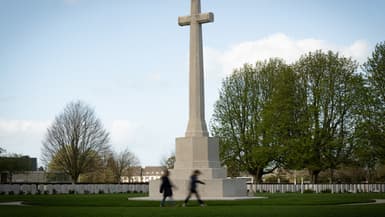 Grande croix du cimetière militaire de Bayeux, avril 2024