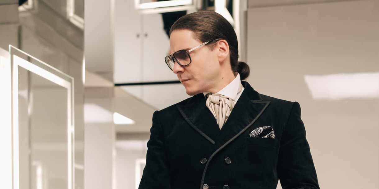 L'acteur Daniel Brühl dans le rôle de Karl Lagerfeld pour la série diffusée sur Disney+