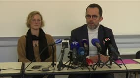 La mère de Lina et son avocat lors d'une conférence de presse, le 2 janvier 2024