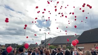 Un lâcher de ballons rouges et blancs le mercredi 5 juin à Bruay-sur-l'Escaut (Nord) devant le domicile de Zahia, tuée par balle par son conjoint vendredi 31 mai 2024.