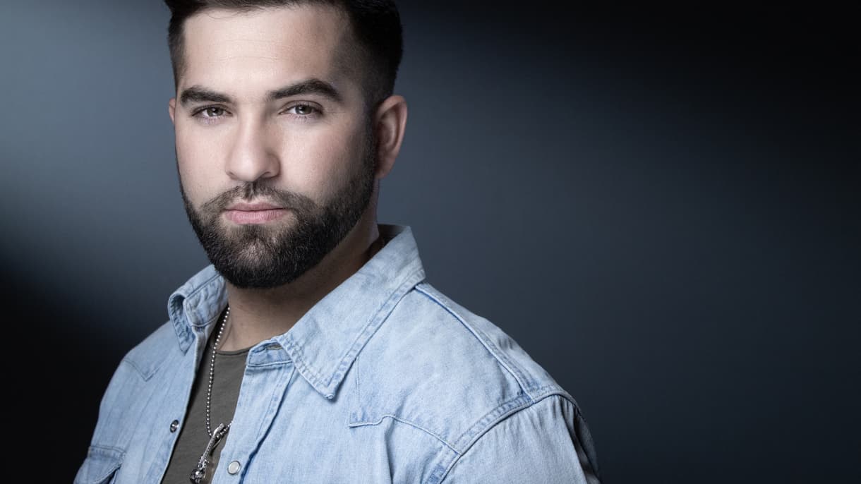 Le chanteur Kendji Girac lors d'une séance photo à Paris le 22 mars 2021