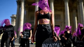 Le collectif #NousToutes manifeste pour dénoncer le 101ème féminicide de l'année en France devant le Panthéon à Paris, le 9 octobre 2022. Photo d'illustration
