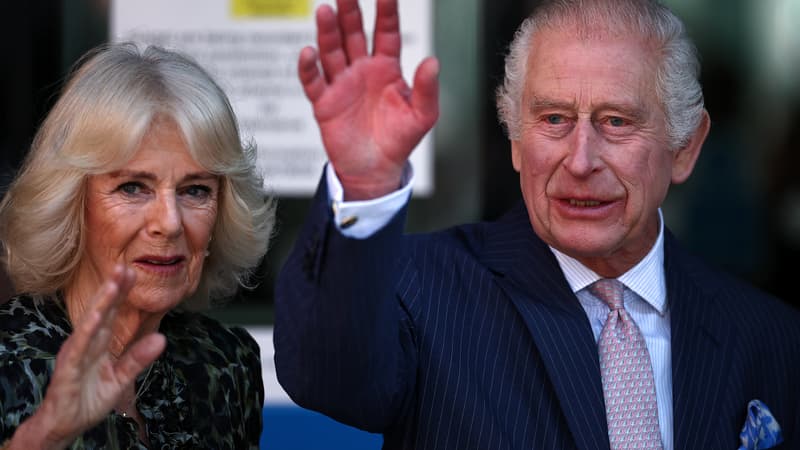 Le roi Charles III et son épouse la reine Camilla le 30 avril 2024 lors d'une visite du University College Hospital Macmillan Cancer Centre à Londres