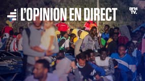 Des migrants se rassemblent devant le centre opérationnel, appelé "Hotspot", sur l'île italienne de Lampedusa, le 14 septembre 2023.