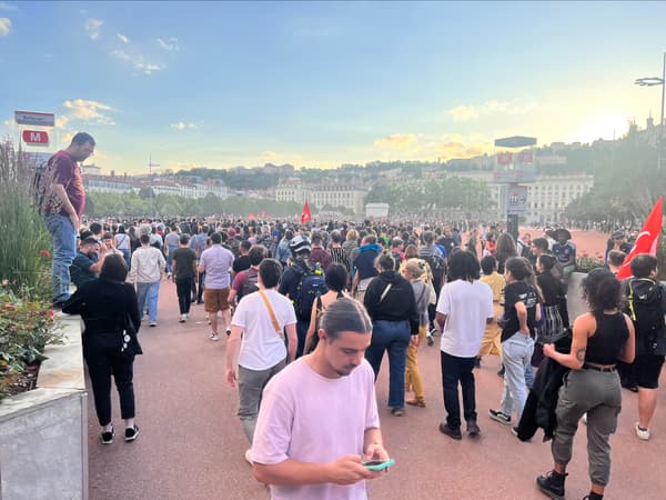 Après la place des Terreaux et celle de la République, les manifestants ont ensuite pris la direction de la place Bellecour de Lyon