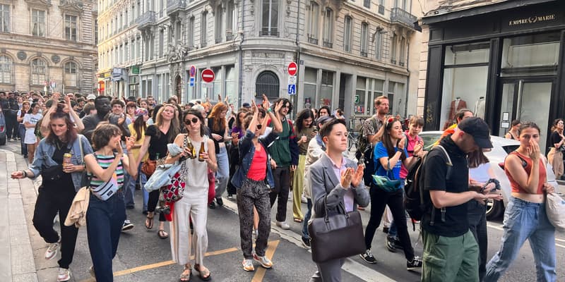 Les personnes participant à la manifestation se sont rassemblées à la place des Terreaux. 