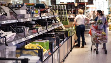 Des clients font leurs courses dans un supermarché discount Lidl, à Chatenay-Malabry, le 31 mai 2023.