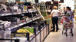 Des clients font leurs courses dans un supermarché discount Lidl, à Chatenay-Malabry, le 31 mai 2023.
