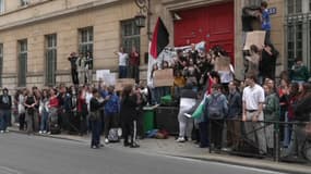 Rassemblement devant le lycée Henri IV à Paris contre l'extrême droite le 10 juin 2024.