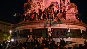 Plusieurs centaines de personnes manifestent contre l'extrême droite sur la place de la République, au centre de Paris, le 9 juin 2024, après la dissolution de l'Assemblée nationale décidée par Emmanuel Macron après les élections européennes.

