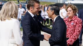 Rishi Sunak et Emmanuel Macron se serrent la main à Ver-sur-Mer, dans le Calvados, lors du 80e anniversaire du Débarquement, le 6 juin 2024