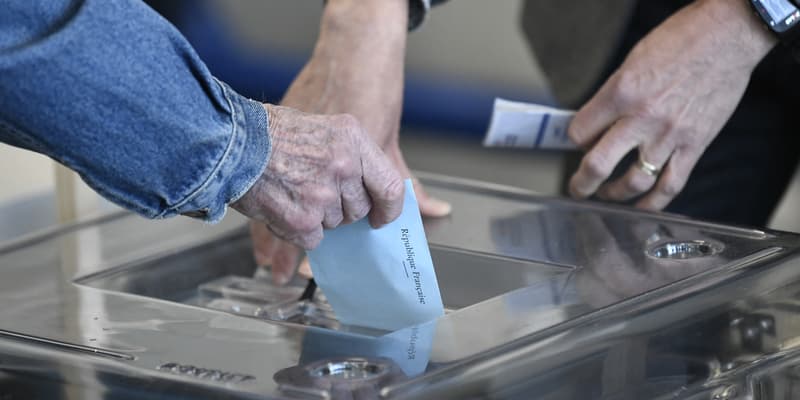 Une personne glisse un bulletin de vote dans l'urne pour le premier tour de l'élection présidentielle à Paris, le 10 avril 2022.