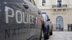 Un homme a été condamné à six mois de prison ferme pour outrage et menace de mort à l'encontre du couple présidentiel au Mans, mardi 30 avril.